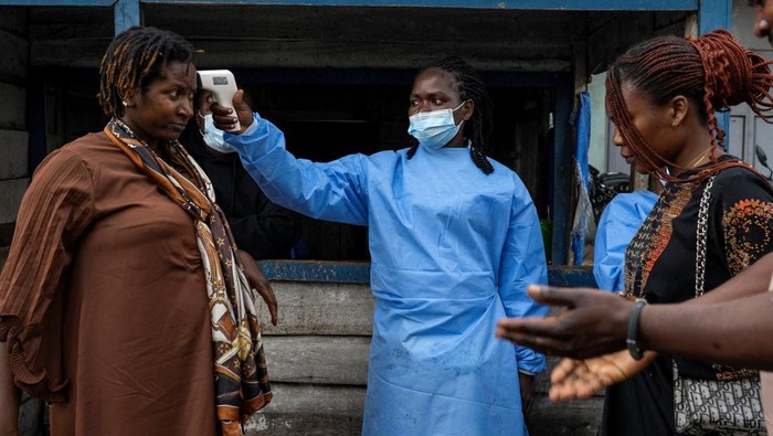 Health workers stand at the Kanyaruchinya checkpoint to screen travellers, as authorities and aid agencies intensify efforts to contain a new Ebola outbreak involving the Bundibugyo strain, in the northern entry into the city of Goma, North Kivu province, the Democratic Republic of the Congo May 20, 2026. REUTERS/Arlette Bashizi