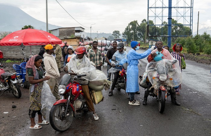 Health workers stand at the Kanyaruchinya checkpoint to screen travellers, as authorities and aid agencies intensify efforts to contain a new Ebola outbreak involving the Bundibugyo strain, in the northern entry into the city of Goma, North Kivu province, the Democratic Republic of the Congo May 20, 2026. REUTERS/Arlette Bashizi