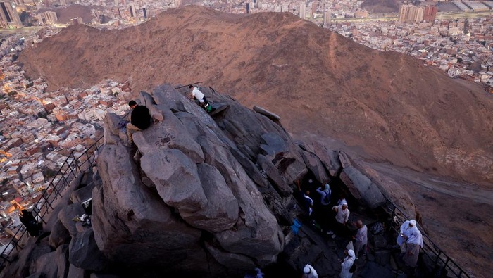 Gunung Al-Noor kembali menjadi destinasi spiritual favorit bagi para peziarah Muslim menjelang pelaksanaan ibadah haji 2026. Lokasi yang berada di Kota Suci Makkah itu ramai dikunjungi jamaah dari berbagai negara yang ingin menapaki jejak sejarah turunnya wahyu pertama kepada Nabi Muhammad SAW di Gua Hira. REUTERS/Ibraheem Abu Mustafa