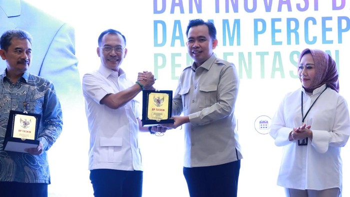 Gus Fawait, Bupati Jember saat menerima apresiasi dari BP Taskin.