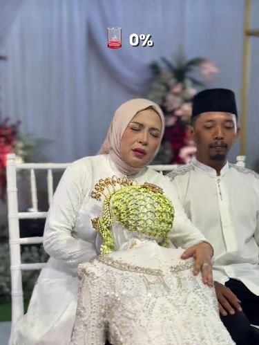 ibu pengantin pingsan saat sungkeman, namun setelah sadar ia langsung bikin tamu undangan heboh.