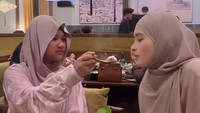Momen Starla memberikan suapan kue ulang tahun untuk Inara Rusli. Foto: dok instagram Inara, Virgoun dan Lindi Fitriyana