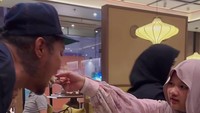 Kemudian Starla juga tak lupa memberikan suapan kue kepada Virgoun. Foto: dok instagram Inara, Virgoun dan Lindi Fitriyana
