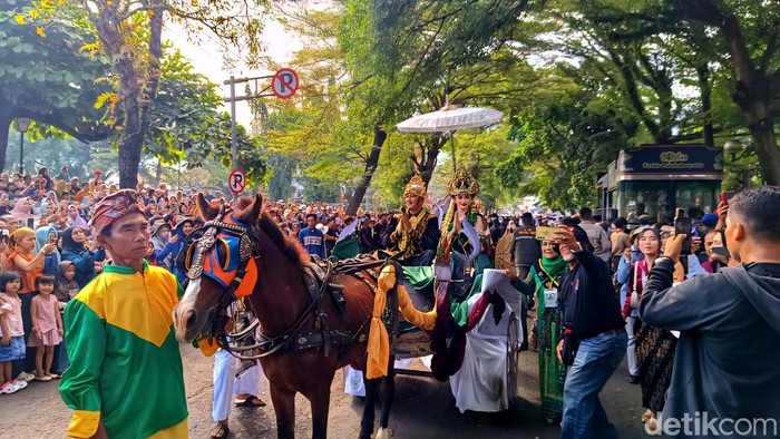 Iring-iringan kirab puncak hari nelayan Palabuhanratu