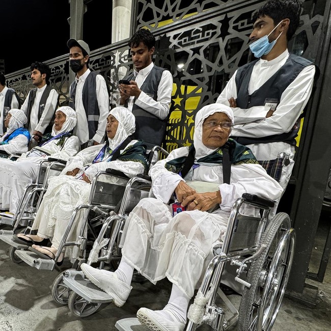 Jamaah Haji Indonesia Kini Bisa Gunakan Jasa Kursi Roda Resmi di Masjidil Haram