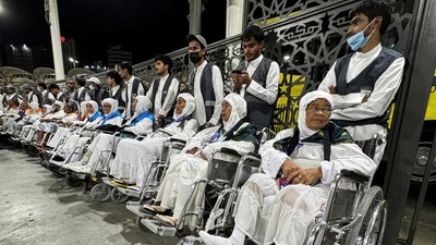Jamaah Haji Indonesia Kini Bisa Gunakan Jasa Kursi Roda Resmi di Masjidil Haram