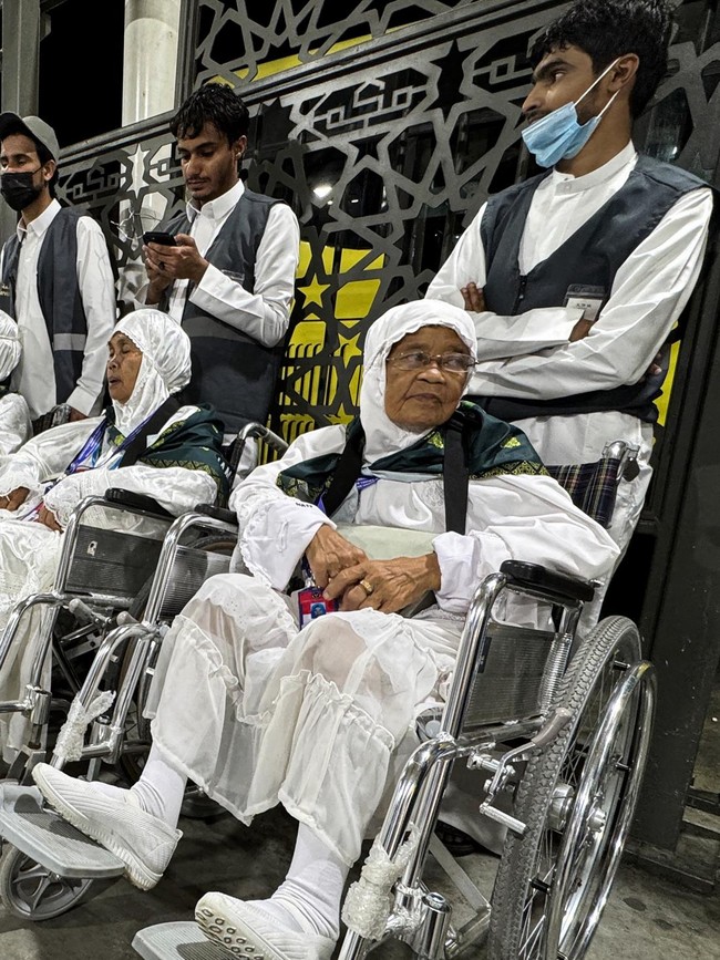 Jamaah Haji Indonesia Kini Bisa Gunakan Jasa Kursi Roda Resmi di Masjidil Haram
