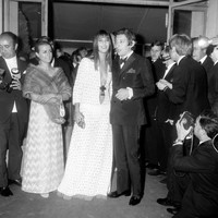 Penampilan Jane Birkin yang sudah hampir 60 tahun itu juga memiliki kisah unik. Ketika itu ia menghadiri Cannes Film Festival bersama sang kekasih, aktor Serge Gainsbourg. Dilansir dari Vogue, Jane sengaja memakai gaun karya Emilio Pucci tersebut terbalik. Potongan backless di bagian belakang lantas menjadi bukaan yang mengekspos bagian dada. (Foto: Gilbert TOURTE/Gamma-Rapho via Getty Images)
