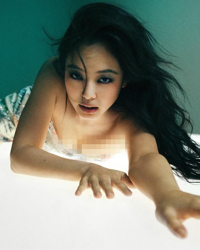 Jennie BLACKPINK menggemparkan jagat maya dengan hasil pemotretannya untuk majalah DAZED Korea edisi Juni 2026. Foto: dok. Instagram @dazedkorea