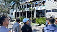 Ruangan-ruangan vital pusat pemerintahan ludes dilalap si jago merah, serta sejumlah dokumen penting daerah ikut terdampak. Sekretaris Daerah (Sekda) Kabupaten Bulungan, Risdianto, membenarkan bahwa kobaran api telah merembet dan menghancurkan ruang kerja utama para pimpinan daerah.Yang terdampak adalah ruangannya Kantor Bupati, Sekda, dengan kepala bagian, kata Risdianto, Kamis (21/5/2026).Ya tentu juga (arsip terdampak), ada beberapa dokumen-dokumen dan itu yang masih kita identifikasi untuk mendata dokumen mana saja yang terkena dampak, sambungnya.Mengingat hancurnya sejumlah ruang kerja vital dan belum diketahuinya jumlah pasti ruangan yang terdampak, Pemkab Bulungan mengambil langkah cepat. Para Aparatur Sipil Negara (ASN) yang berkantor di gedung tersebut diinstruksikan untuk bekerja dari mana saja (WFA). Foto: Istimewa