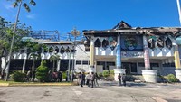 Setelah berjibaku selama hampir tiga jam, petugas Pemadam Kebakaran bisa memadamkan api yang melalap kompleks pemerintahan tersebut. Dari pantauan hari Kamis (21/5/2026), kerusakan paling parah terlihat di bagian atap dan lantai atas gedung utama.Atap yang sebelumnya kokoh kini runtuh total, menyisakan puing-puing rangka baja ringan yang menghitam dan melengkung akibat panas api yang dahsyat. Plafon di beberapa bagian terlihat jebol, dan dinding lantai atas tampak hangus serta retak-retak. Foto: Istimewa