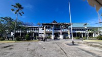 Meskipun bagian lantai bawah terlihat relatif utuh dari kejauhan, kerusakan di bagian dalam diperkirakan cukup parah akibat rembesan air dan puing yang jatuh. Papan nama bertuliskan KANTOR BUPATI BULUNGAN, KALIMANTAN UTARA di atas pintu masuk utama lantai bawah masih berdiri, meski di atasnya sudah hancur lebur.Area di depan gedung juga dipasangi garis polisi (police line) berwarna kuning, membatasi akses masyarakat. Terlihat beberapa petugas dari pihak kepolisian dan pemerintahan berkumpul di depan gedung untuk meninjau kerusakan dan melakukan pengamanan. Foto: Istimewa