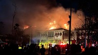 Kebakaran menghanguskan gedung Kantor Bupati Bulungan, Kalimantan Utara (Kaltara). Amukan si jago merah pada Rabu (20/5/2026) 21.30 Wita, menghanguskan sejumlah ruangan vital, termasuk ruang kerja Bupati hingga Sekretaris Daerah (Sekda). Kobaran api yang membumbung tinggi dari bagian atas gedung pemerintahan di kawasan Jalan Jelarai Raya, Tanjung Selor Hilir tersebut. Kebakaran kemudian ditangani oleh petugas Pemadam Kebakaran Kabupaten Bulungan. Diketahui ada 9 unit armada diturunkan.Izin melaporkan pada Rabu, 20 Mei 2026 pukul 21.30 Wita terjadi kebakaran di Jl Jelarai Raya, Tanjung Selor Hilir. Pemadaman selesai pukul 00.12 Wita dan selesai berkemas pukul 01.35 Wita, tulis keterangan Damkar. (ANTARA/Agus Salam)