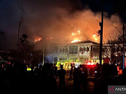 Kantor Bupati Bulungan, Provinsi Kalimantan Utara terbakar sekira pukul 21.00 Wita, Rabu (20/5/2026). (ANTARA/Agus Salam) Kantor Bupati Bulungan, Provinsi Kalimantan Utara terbakar sekira pukul 21.00 Wita, Rabu (20/5/2026). (ANTARA/Agus Salam)
