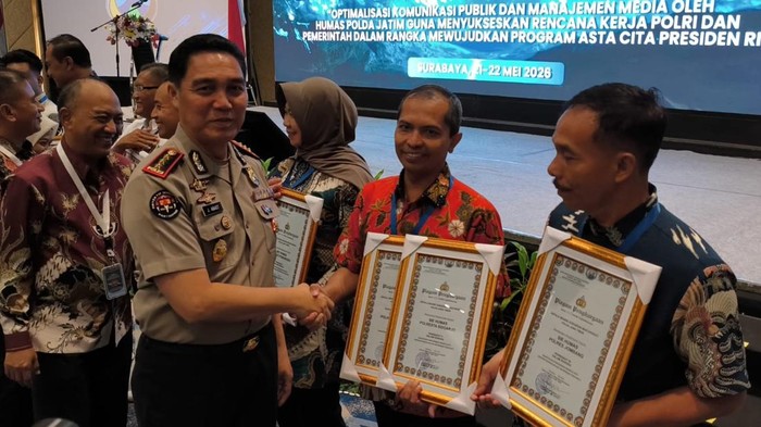 Kasi Humas Polresta Sidoarjo AKP Tri Novi Handono menerima penghargaan dari Kabid Humas Polda Jatim Kombes Pol Jules Abraham Abast
