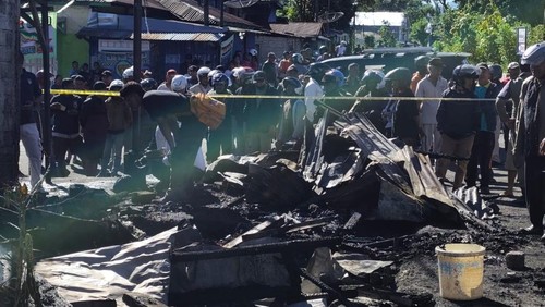Kebakaran menghanguskan lapak sayur dan bengkel motor di Kelurahan Satar Tacik, Kecamatan Langke Rembong, Manggarai, NTT, Kamis (21/5/2026). (Foto: Dok. Adrianus Andi Pati Sombuk)