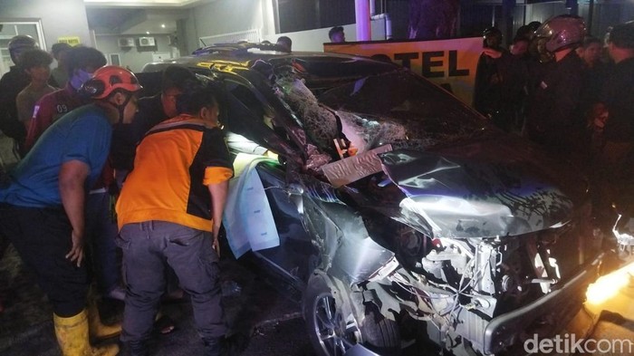 Evakuasi sopir mobil yang terjepit saat kecelakaan di Jogonalan, Klaten.