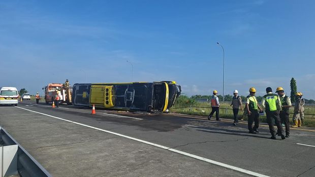 Penampakan Bus Sudiro Tungga Jaya yang terguling di KM 686+700A Tol Jombang-Mojokerto