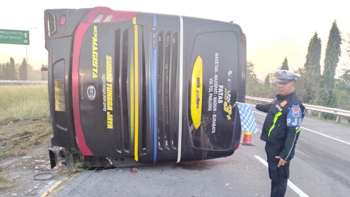 Penampakan Bus Sudiro Tungga Jaya yang terguling di KM 686+700A Tol Jombang-Mojokerto