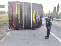 Bus Sudiro Tungga Jaya Terguling di Tol Jombang, 5 Orang Luka Berat