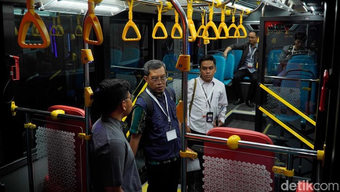 Pengunjung mengamati interior bus listrik saat berlangsungnya Indonesia International Automotive Industry Expo (INAPA) dan Busworld Southeast Asia 2026 di JIExpo Kemayoran, Jakarta, Rabu (20/5/2026). Pameran otomotif dan transportasi terbesar di kawasan Asia Tenggara tersebut menghadirkan beragam inovasi kendaraan komersial hingga teknologi transportasi masa depan.