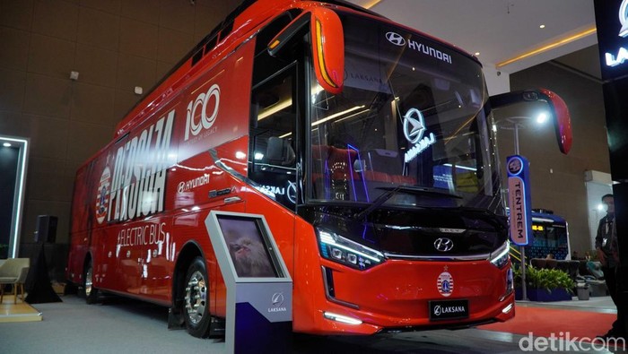 Pengunjung mengamati interior bus listrik saat berlangsungnya Indonesia International Automotive Industry Expo (INAPA) dan Busworld Southeast Asia 2026 di JIExpo Kemayoran, Jakarta, Rabu (20/5/2026). Pameran otomotif dan transportasi terbesar di kawa