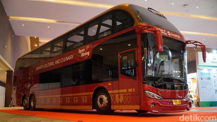 Pengunjung mengamati interior bus listrik saat berlangsungnya Indonesia International Automotive Industry Expo (INAPA) dan Busworld Southeast Asia 2026 di JIExpo Kemayoran, Jakarta, Rabu (20/5/2026). Pameran otomotif dan transportasi terbesar di kawasan Asia Tenggara tersebut menghadirkan beragam inovasi kendaraan komersial hingga teknologi transportasi masa depan.
