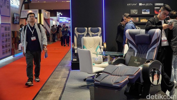 Pengunjung mengamati interior bus listrik saat berlangsungnya Indonesia International Automotive Industry Expo (INAPA) dan Busworld Southeast Asia 2026 di JIExpo Kemayoran, Jakarta, Rabu (20/5/2026). Pameran otomotif dan transportasi terbesar di kawasan Asia Tenggara tersebut menghadirkan beragam inovasi kendaraan komersial hingga teknologi transportasi masa depan.