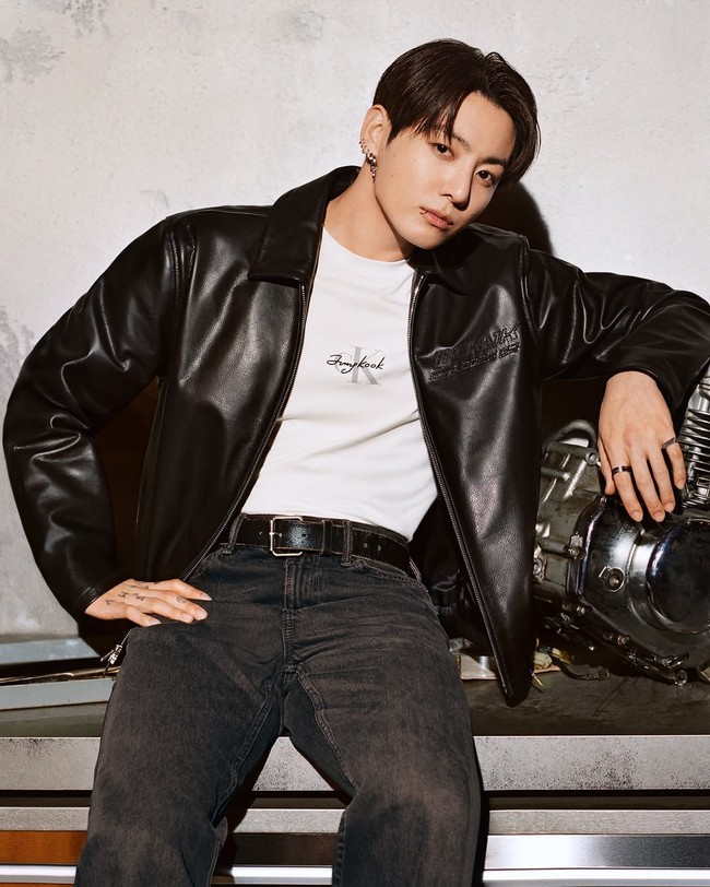 Maknae BTS, Jungkook mencatat sejarah sebagai penyanyi Korea pertama yang masuk dalam seri buku biografi anak-anak di Amerika Serikat, yang membahas perjalanan kariernya. Ia pun terungkap mendapat tawaran tampil bersama Usher di Super Bowl sebelum wajib militer. Foto: Dok. Calvin Klein