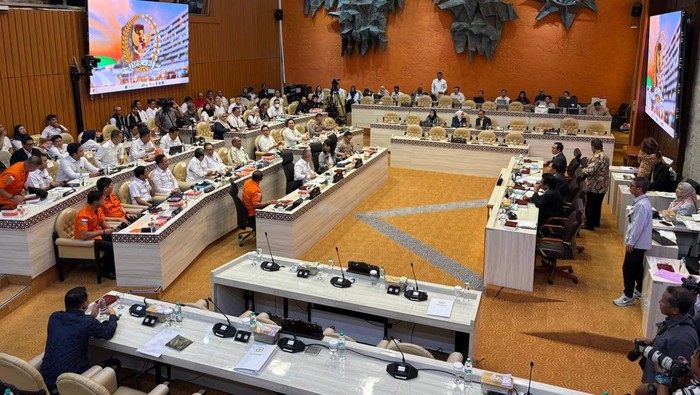 Komisi V rapat dengan Menteri Perhubungan (Menhub) Dudy Purwagandhi