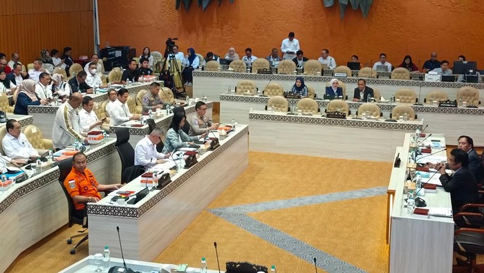 Komisi V rapat dengan Menteri Perhubungan (Menhub) Dudy Purwagandhi