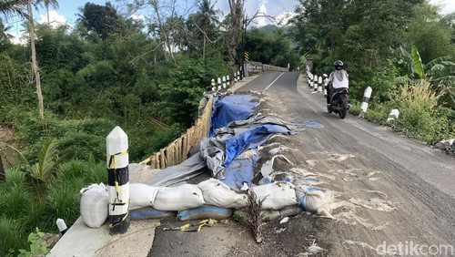 Kondisi jalan penghubung desa di Kecamatan Gerung, Lombok Barat yang amblas sejak tiga bulan lalu, Rabu (21/5/2026). (M. Zahiruddin/detikBali)