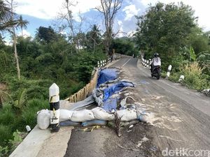 Jalan Amblas 3 Bulan di Dekat Kantor Bupati Lombok Barat Tak Kunjung Diperbaiki