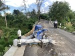 Jalan Amblas 3 Bulan di Dekat Kantor Bupati Lombok Barat Tak Kunjung Diperbaiki