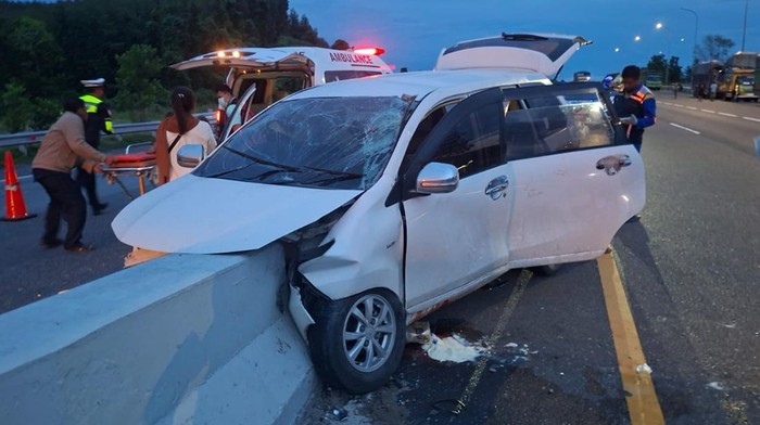 Avanza Hantam Pembatas Tol Permai, 2 Tewas-7 Luka