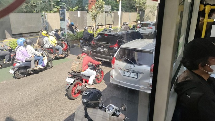 Lalin Pancoran arah Semanggi mengalami kemacetan pagi ini, Kamis (21/5/2026).