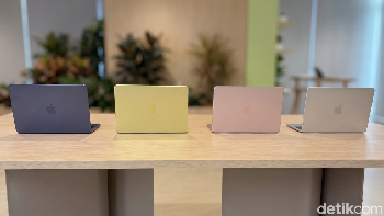Kalau kamu sendiri, lebih suka Silver yang aman, Blush yang estetik, Citrus yang nyentrik, atau Indigo yang elegan? MacBook Neo resmi dijual hari ini di seluruh Indonesia dengan harga mulai Rp 10,749 juta. Foto: Adi FR/detikINET