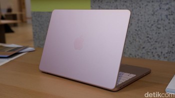 Blush hadir dengan nuansa pink lembut yang elegan dan modern. Warnanya terlihat manis tanpa terkesan norak, apalagi saat terkena cahaya. Banyak yang menyebut Blush sebagai warna paling aesthetic di MacBook Neo. Cocok untuk content creator, desainer, mahasiswa, atau pengguna yang suka setup meja kerja cantik dan clean. Buat pengguna aktif Instagram, TikTok, atau Pinterest, warna ini bisa jadi fashion statement yang stylish dan kekinian. Foto: Adi FR/detikINET