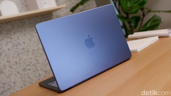 Indigo tampil dengan warna biru gelap yang elegan dan sophisticated. Banyak reviewer menyebutnya sebagai warna paling “pro” di MacBook Neo karena terlihat premium sekaligus modern. Dipadukan dengan keyboard senada, Indigo cocok untuk programmer, engineer, editor video, hingga content creator teknologi. Warnanya pas dipakai di lingkungan kerja maupun santai. Buat yang ingin laptop gelap tetapi tetap stylish dan berbeda dari Silver, Indigo jadi pilihan menarik. Foto: Adi FR/detikINET