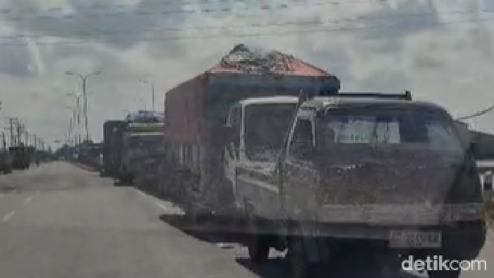 Macet panjang dekat perlintasan KA Cerme Gresik.