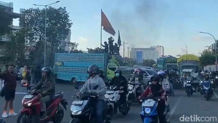 Mahasiswa menggelar aksi unjuk rasa di Jalan AP Pettarani Makassar.