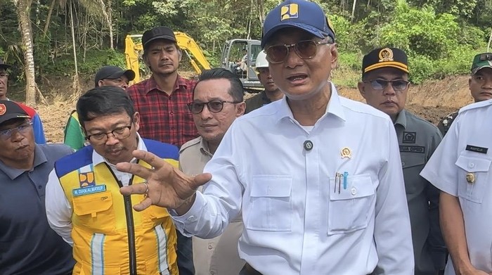 Menteri PU Dody Hanggodo saat meninjai lokasi terdampak bencana di Tanah Datar (Jeka Kampai/detikcom)