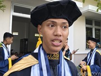 Anak Penjual Lemper Asal Kebumen Lulusan SMA CT Arsa Ini Lolos Kampus Luar Negeri