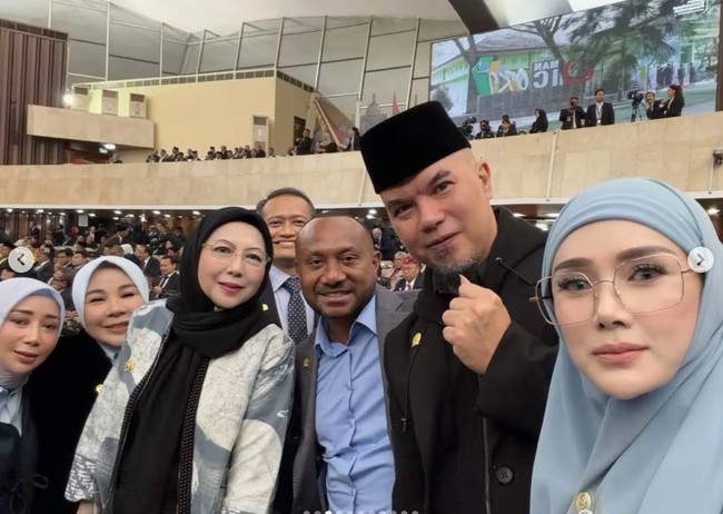 Pada 1 Oktober lalu pasangan suami-istri Ahmad Dhani dan Mulan Jameela diketahui dilantik sebagai Anggota DPR RI periode 2024-2029. Baru-baru ini keduanya tampak hadir bersama di Rapat Paripurna DPR RI. Foto: Instagram/@mulanjameela1