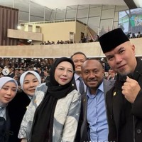 Pada 1 Oktober lalu pasangan suami-istri Ahmad Dhani dan Mulan Jameela diketahui dilantik sebagai Anggota DPR RI periode 2024-2029. Baru-baru ini keduanya tampak hadir bersama di Rapat Paripurna DPR RI. Foto: Instagram/@mulanjameela1