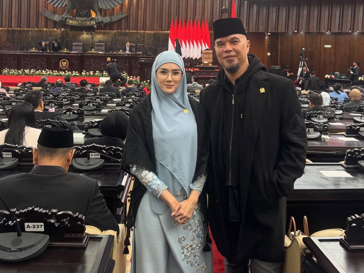 Gaya Kompak Mulan Jameela & Ahmad Dhani Ikut Rapat Paripurna DPR RI
