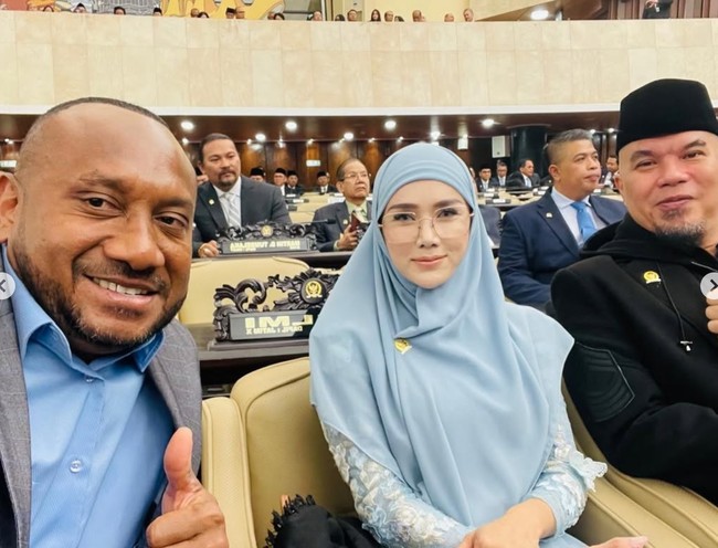 Alih-alih padukan jas dengan kemeja, Ahmad Dhani terlihat santai kenakan jaket hoodie hitam. Ia juga melengkapi penampilannya dengan kopiah senada yang menutupi kepalanya. Foto: Instagram/@mulanjameela1