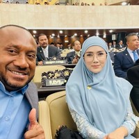 Alih-alih padukan jas dengan kemeja, Ahmad Dhani terlihat santai kenakan jaket hoodie hitam. Ia juga melengkapi penampilannya dengan kopiah senada yang menutupi kepalanya. Foto: Instagram/@mulanjameela1