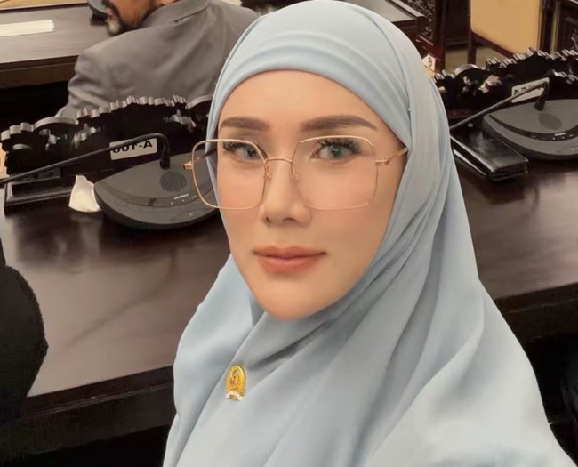 Melengkapi penampilannya, Mulan memilih tampil full makeup. Bulu mata panjang dan tebal dipadukan alis rapi, blush on lembut, serta lipstik peach nude memberikan tampilan yang fresh. Agar matanya tampak lebih hidup, Mulan memilih softlens berwarna biru terang. Foto: Instagram/@mulanjameela1