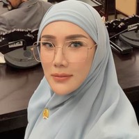 Melengkapi penampilannya, Mulan memilih tampil full makeup. Bulu mata panjang dan tebal dipadukan alis rapi, blush on lembut, serta lipstik peach nude memberikan tampilan yang fresh. Agar matanya tampak lebih hidup, Mulan memilih softlens berwarna biru terang. Foto: Instagram/@mulanjameela1